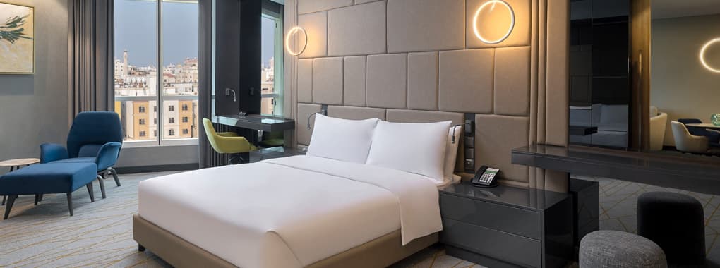 Holiday Inn & Suites cover