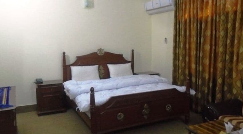 Hotel Shab-e-Roz cover